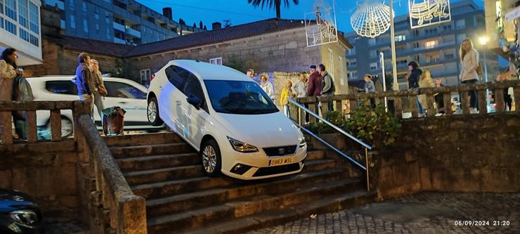 Coche encaixado nunha escaleira en Sanxenxo 