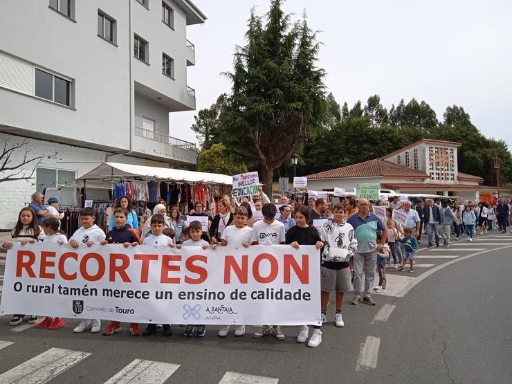 Protesta da ANPA A Santaia, do CPI Fonte Díaz en Touro, ante o recorte de profesorado 