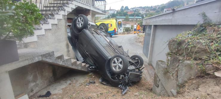 Unha condutora resulta ferida en Ourense tras saírse da vía e envorcar o seu coche no patio dunha vivenda, no lugar de Cudeiro.. GARDA CIVIL 