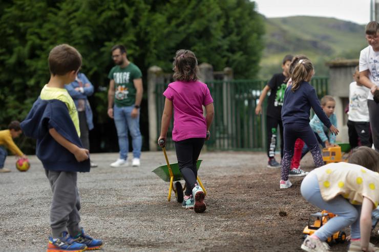 Alumnos xogan no patio do colexio o día que arrinca o curso escolar en Galicia, no CEIP Eduardo Cela Vila de Triacastela, a 8 de setembro de 2022 / Carlos Castro - Arquivo