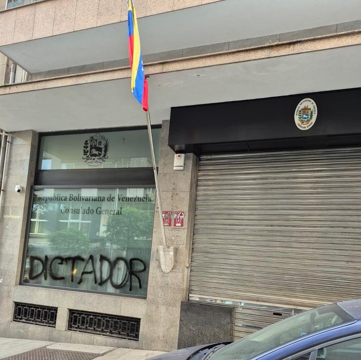 Pintada no Consulado de Venezuela en Vigo.. ASOCIACIÓN GALEGO-BOLIVARIANA HUGO CHÁVEZ 