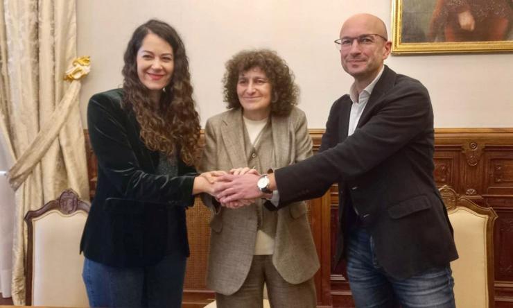 A alcaldesa de Santiago, Goretti Sanmartín, en representación do BNG, a tenente de alcaldesa, María Rozas, en representación de Compostela Aberta, e o portavoz do grupo municipal socialista, Gonzalo Muíños, selan o acordo de orzamentos 2025.. CONCELLO DE SANTIAGO / Europa Press