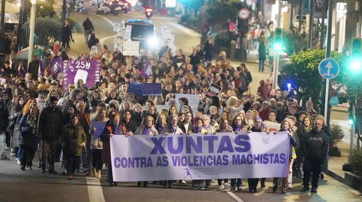 Decenas de persoas durante a manifestación polo 25N convocada pola Rede de Mulleres contra os Malos Tratos 