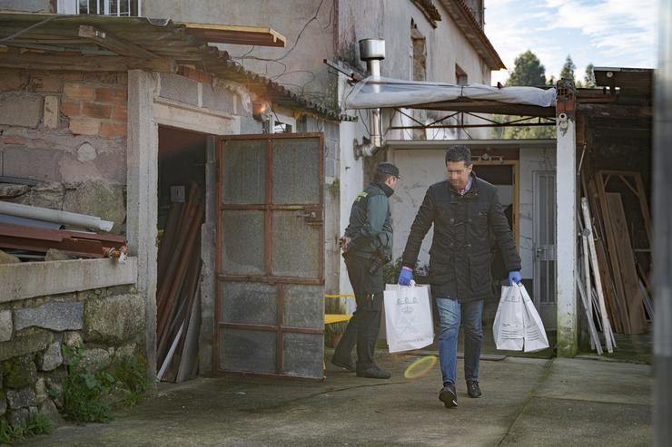 Un axente da Garda Civil con bolsas de probas da casa onde unha parella sufriu un violento asalto, en Meis (Pontevedra), a 14 de xaneiro de 2025. Elena Fernández - Europa Press 