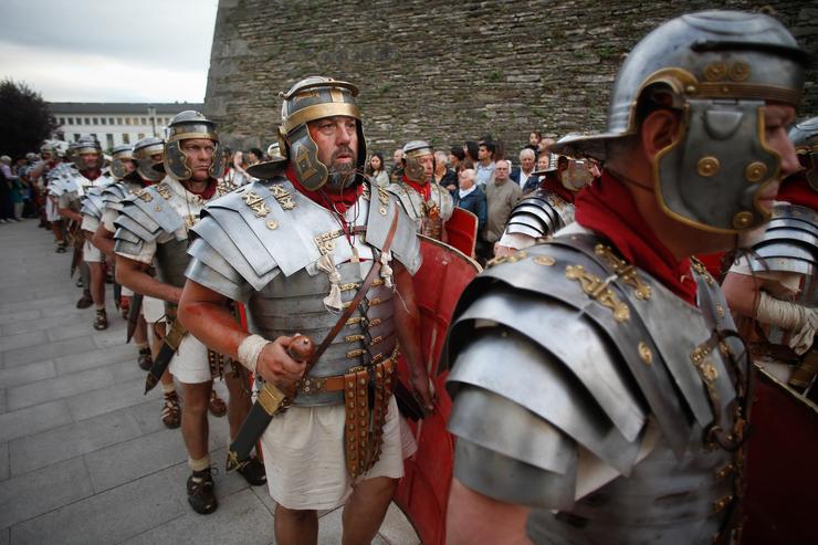 Decenas de persoas participan o desfile de tropas durante a festa Arde Lucus 2024, a 15 de xuño de 2024, en Lugo / Carlos Castro - Arquivo