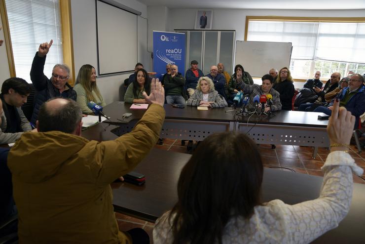 A ex alcaldesa do Irixo, Susana María Iglesias Nogueira(2i), e a candidata do PSOE, Rosa M. Dalama (2d), durante a segunda moción de censura, presentada polo PP e PSOE, a 13 de xaneiro de 2025, no Irixo 