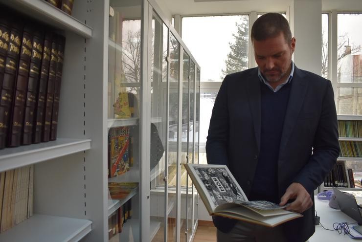 O conselleiro de Cultura, Lingua e Xuventude, José López Campos, na Biblioteca Municipal de Ribadavia 