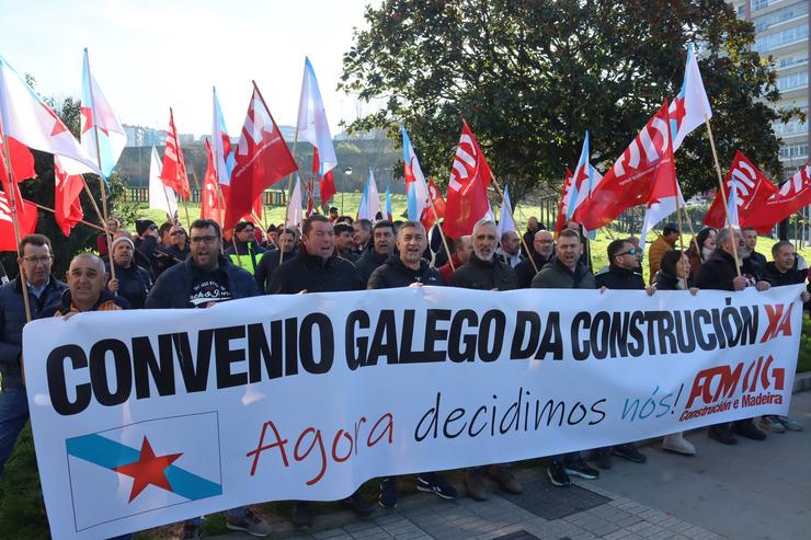 Decenas de persoas piden en Vigo un marco galego do sector da construción para "negociar aquí e non en Madrid".. CIG / Europa Press