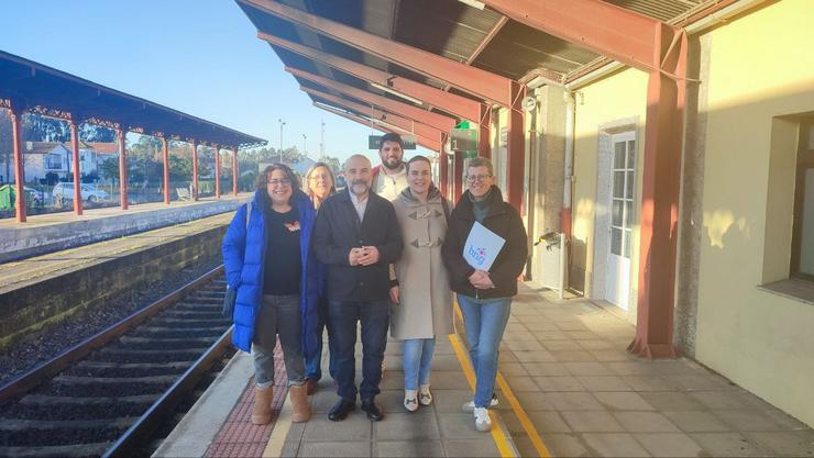 O deputado do BNG no Congreso Néstor Rego realizou unha visita á estación de Betanzos Infesta acompañado polas portavoces do BNG nos concellos de Betanzos e Coirós, Amelia Sánchez e Pura Ferreño, entre outros cargos 