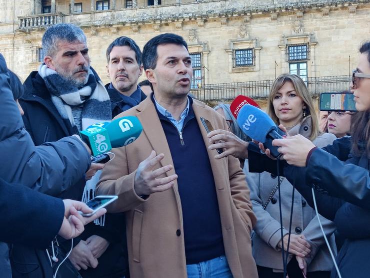 O que fose secretario xeral do PSdeG entre 2017 e 2021, Gonzalo Caballero, en declaracións as os medios xunto a militantes do partido. PSDEG 