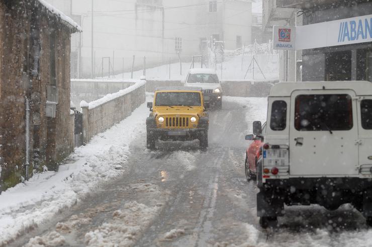 Arquivo - Un coche circula pola neve, a 9 de decembro de 2024, en Pedrafita do Cebreiro, Lugo, Galicia (España). Un total de 12 comunidades autónomas están hoxe en risco (alerta amarela) por neve, choivas, ondada e fortes refachos de vento, en espec. Carlos Castro - Europa Press - Arquivo