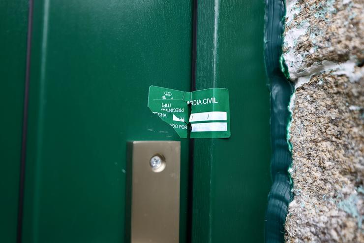 A porta da casa onde un home propinou onte unha malleira á súa nai, cun precinto da Garda Civil 