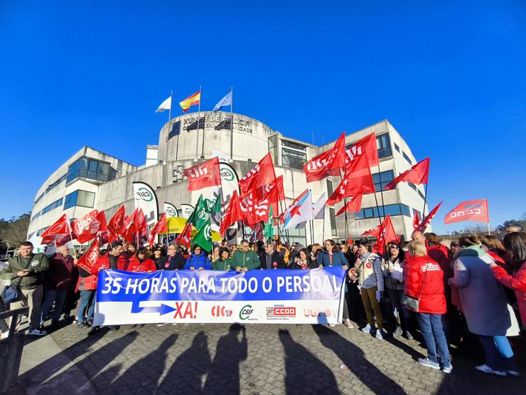 Protesta dos sindicatos CIG, CSIF, CCOO e UXT ante a Consellería de Sanidade para pedir a aplicación das 35 horas para todo o persoal do Sergas. 