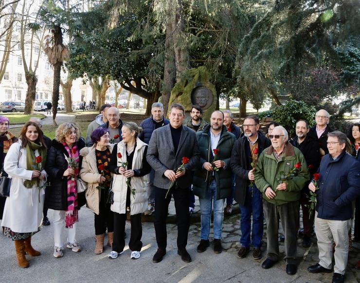 O secretario xeral do PSdeG, José Ramón Gómez Besteiro, en Ferrol xunto a militantes 