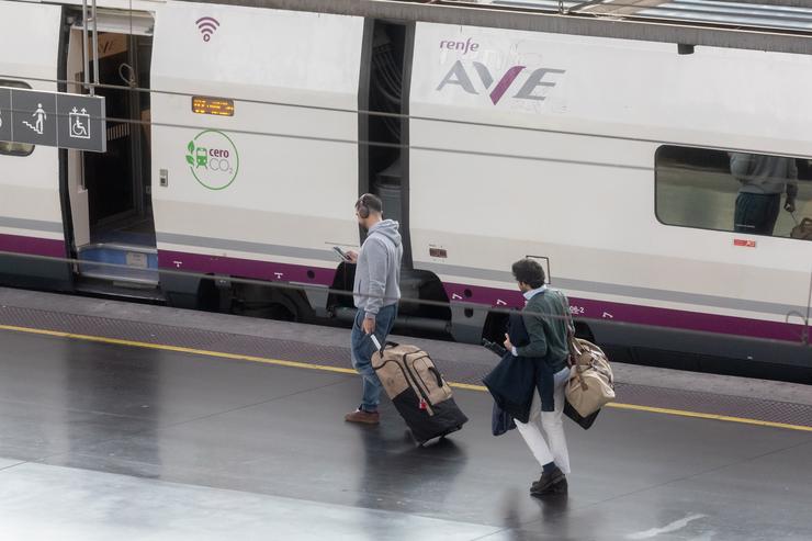 Varios viaxeiros collen un tren AVE de Renfe na Estación Porta de Atoch 