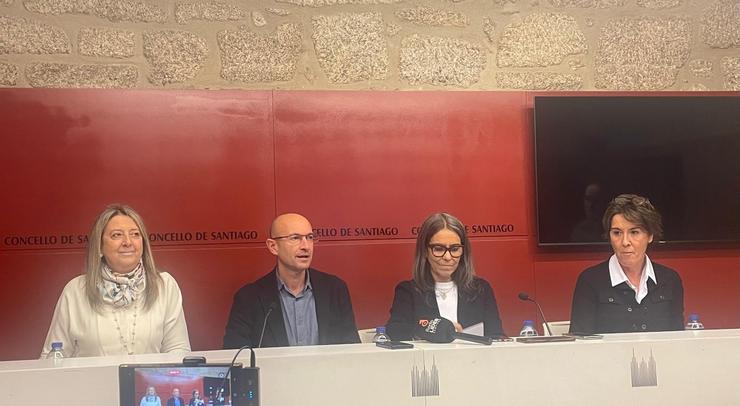 O ata agora portavoz do PSdeG, Gonzalo Muíños, acompañado do tres concelleiras que o apoian: Mila Castro, Mercedes Rosón e Marta Álvarez / Europa Press