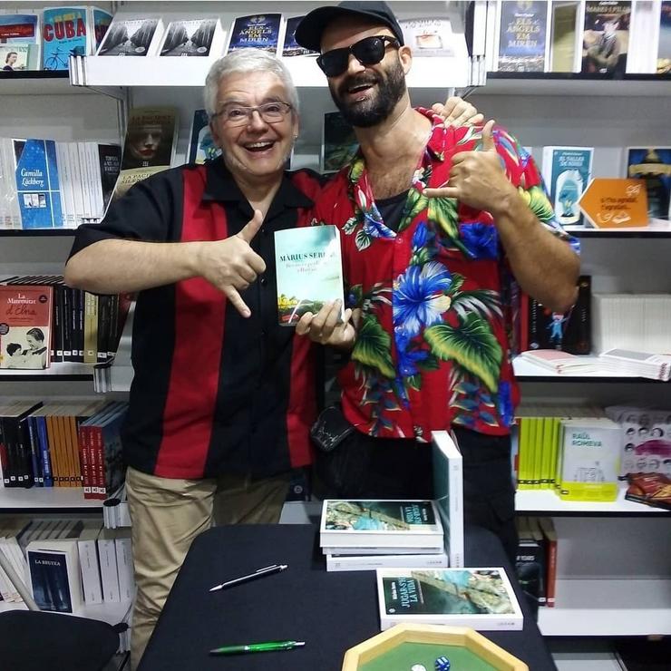 Màrius Serra (esquerda), prologuista catalán do libro Sempre em Walkiri, de Suso Sanmartinho (dereita) 