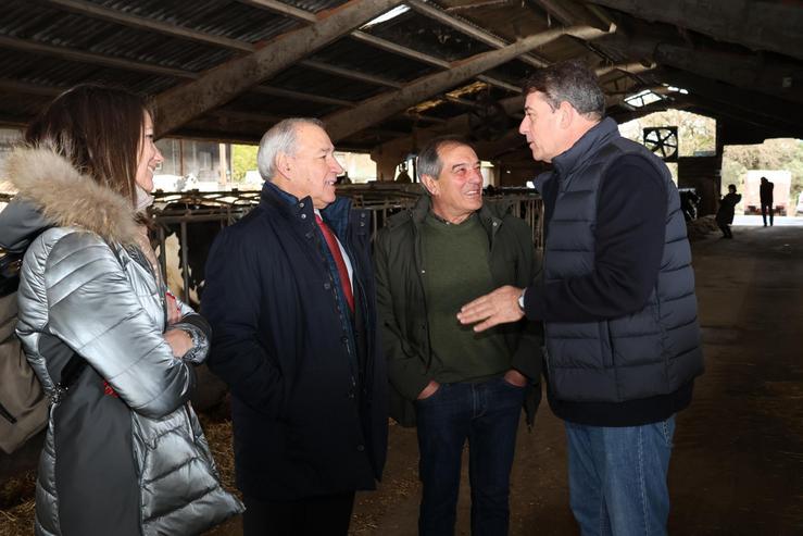 O secretario xeral do PSdeG, José Ramón Gómez Besteiro, visita unha explotación en Guntín (Lugo). PSDEG 