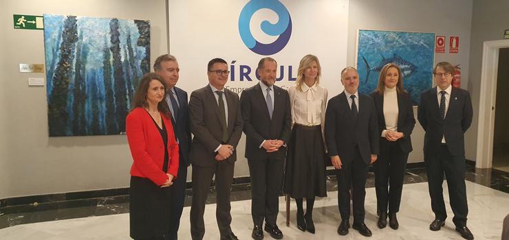 O presidente de Abanca, Juan Carlos Escotet, con autoridades antes do xanto coloquio ofrecido polo Círculo de Empresarios de Galicia, en Vigo, a 23 de xaneiro de 2025.. CÍRCULO DE EMPRESARIOS DE GALICIA 