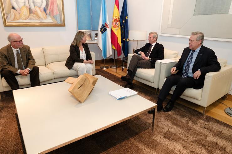 O presidente da Xunta, Alfonso Rueda, reunido con representantes da Asociación Española de Meninxite e co conselleiro de Sanidade, Antonio Gómez Caamaño. DAVID CABEZON @ XUNTA 