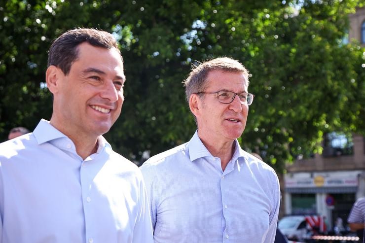 Arquivo - O presidente do PP e candidato á Presidencia do Goberno, Alberto Núñez Feijóo  (d) xunto ao presidente da Xunta e do PP-A, Juanma Moreno, (i)  nunha foto de arquivo en Sevilla.. Joaquin Corchero - Europa Press - Arquivo / Europa Press