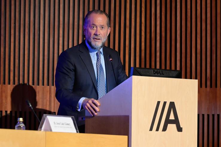 O presidente de Abanca, Juan Carlos Escotet, intervén durante a inauguración do Foro Económico de Galicia /  M. Dylan - Europa Press