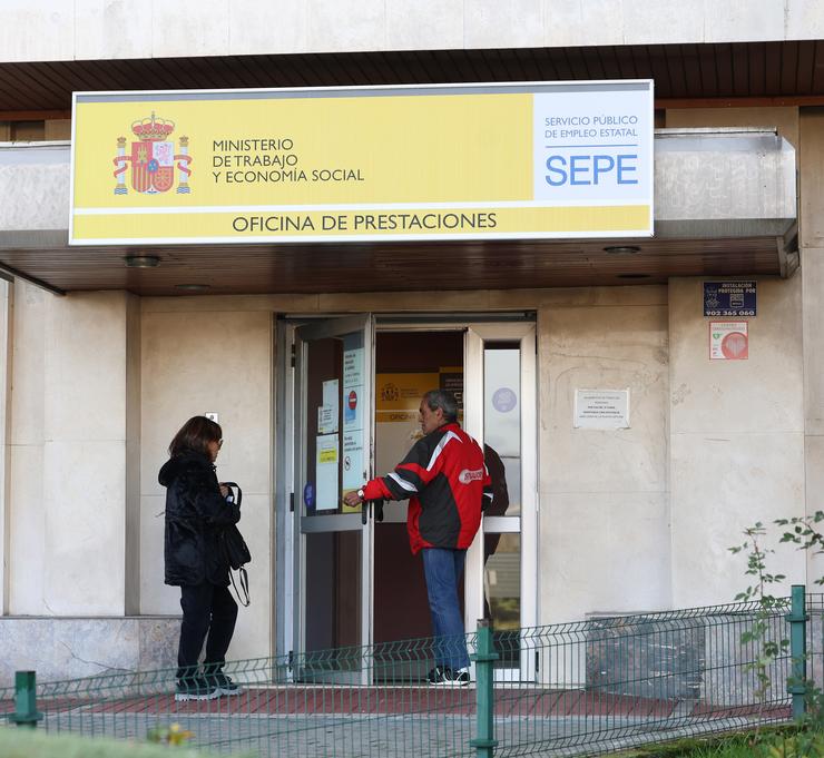 Arquivo - Un home pasa a unha oficina do SEPE, a 3 de decembro de 2024, en Madrid (España).  O número de parados rexistrados nas oficinas dos servizos públicos de emprego (antigo Inem) na Comunidade de Madrid baixou un 1,52% en novembro, con 4. Marta Fernández Xara - Europa Press - Arquivo 