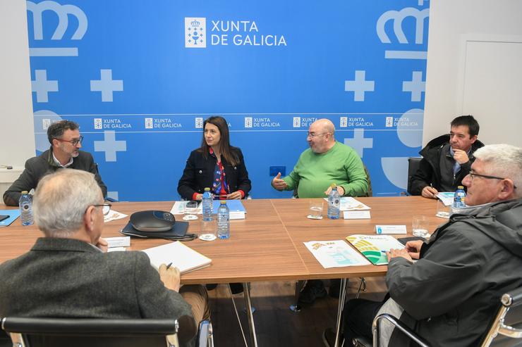 A conselleira do Medio Rural, María José Gómez, reunida co secretario xeral de Unións Agrarias (UU.AA.), Roberto García, e con outros responsables da organización 