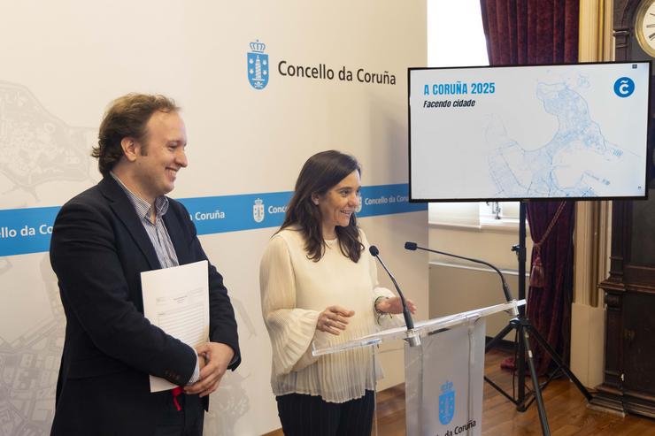 A alcaldesa da Coruña, Inés Rey, e o concelleiro de Urbanismo, Francisco Díaz, en rolda de prensa / ANDY PÉREZ / Europa Press