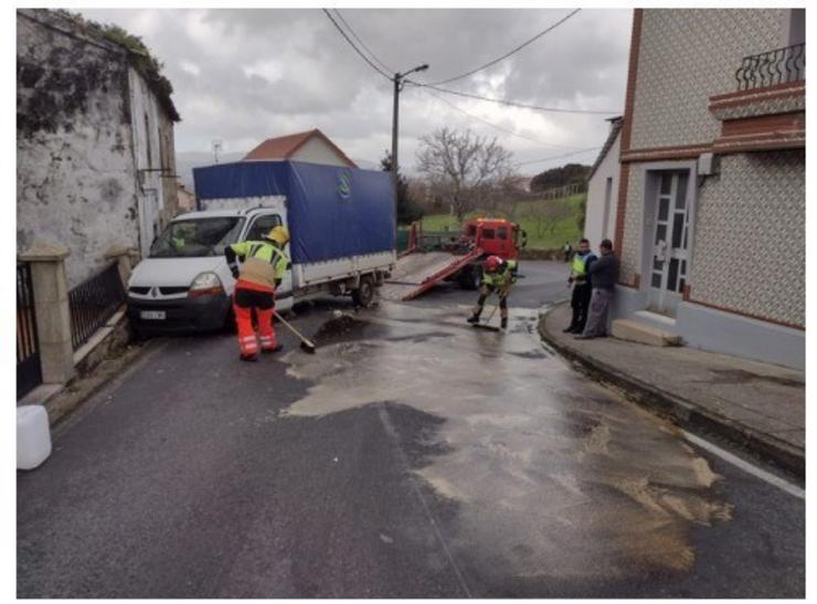 Os servizos de emerxencias limpan unha mancha de aceite tras un accidente entre un camión e un coche en Rianxo.. CONSORCIO DE BOMBEIROS DA CORUÑA 