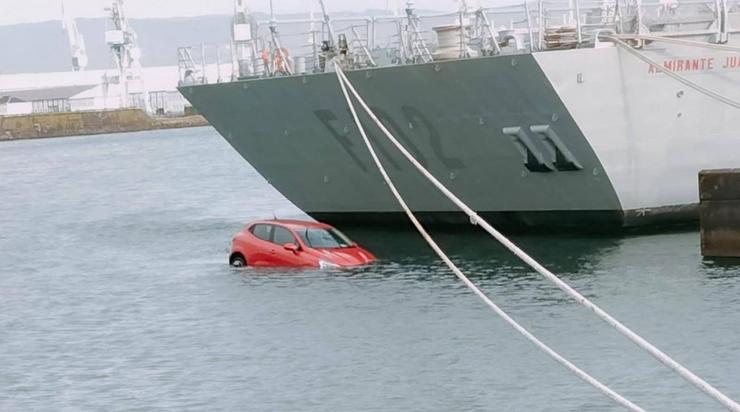 O vehículo nas inmediacións dunha fragata tras caer ao mar no Arsenal Militar de Ferrol 