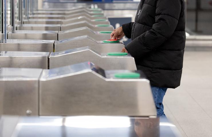 Unha persoa pasa o seu abono nunha estación 