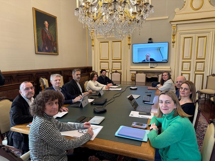 Reunión entre membros da corporación municipal de Santiago e o equipo da USC co que colaboran no desenvolvemento da ordenanza da taxa turística / CONCELLO DE SANTIAGO