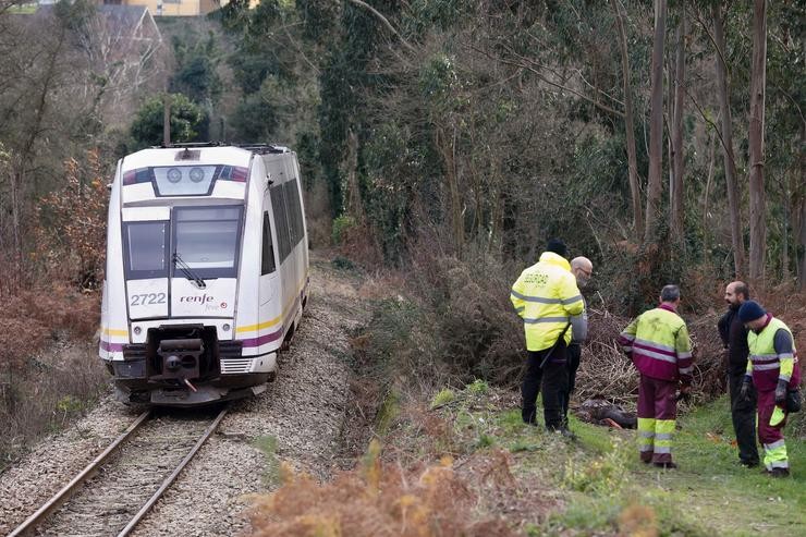 Varias persoas traballan para retirar o tren descarrilado, a 2 de xaneiro de 2025, en Foz / Carlos Castro - Arquivo