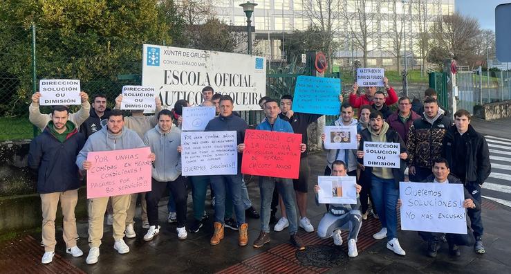 Concentración dos estudantes da Escola Oficial Náutico Pesqueira de Ferrol denunciando o mal funcionamento do comedor este xoves / Europa Press