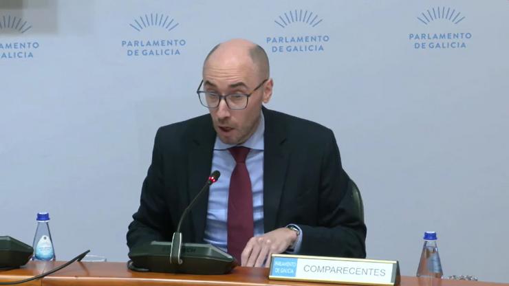 O director xeral de Familia e Infancia, Jacobo Rey, na comisión 5ª do Parlamento galego 