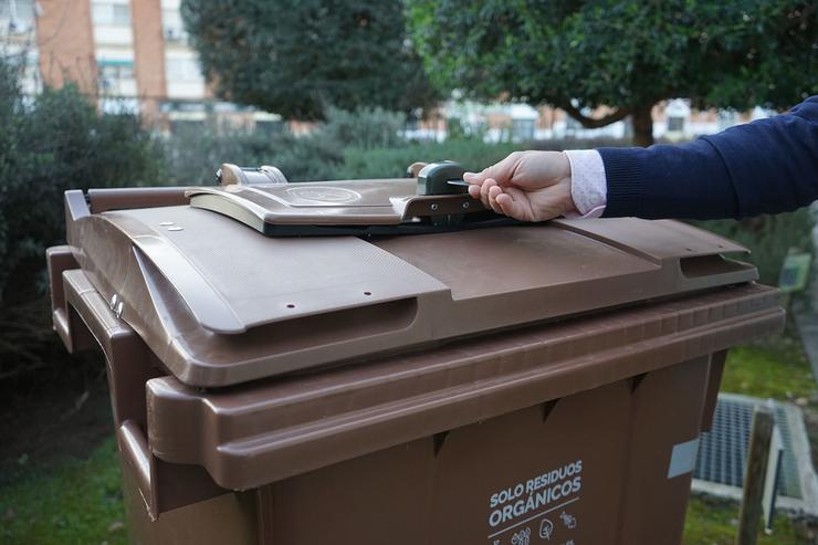 Colector marrón para orgánicos / DEPUTACIÓN DE BADAXOZ - Arquivo