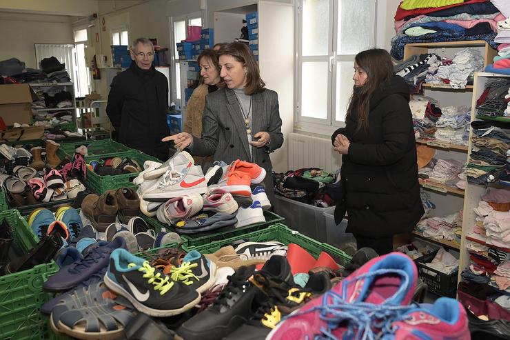 A conselleira de Medio Ambiente e Cambio Climático, Ángeles Vázquez, visita a zona de almacenaxe de roupa e reutilización de Pai Rubinos 