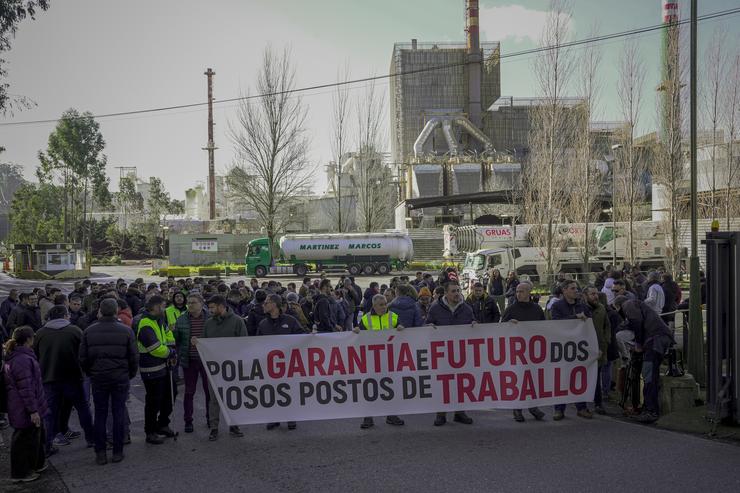 Folguistas nunha manifestación durante unha xornada de folga de traballadores de ENCE Pontevedra, a 30 de xaneiro de 2025, en Pontevedra, Galicia (España). Os traballadores de ENCE convocaron unha folga ante a "falta de vontade negociadora" da empr. Adrián Irago - Europa Press / Europa Press