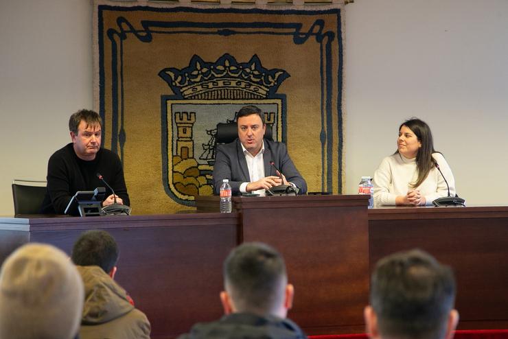 O presdietne da Deputación da Coruña, Valentín González Formoso; xunto á deputada de Plans Provinciais, Cristina Rei García; e o alcalde de Sada, Benito Portela, durante a presentación do balance do Plan Único de Concellos de 2025. DEPUTACIÓN DA CORUÑA 