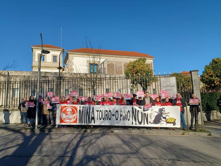 Protesta en Santiago contra a reactivación da mina de Touro. 