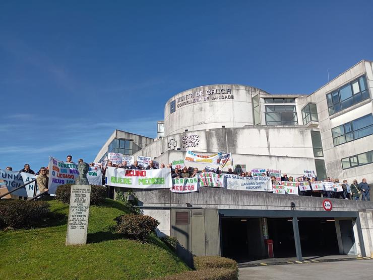 Veciños de Aguiño protestan en Santiago contra a falta de médicos e entregan 2.600 firmas na Consellería 