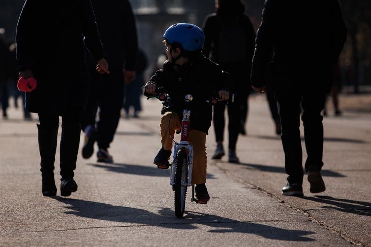 Un neno pasea na súa bicicleta 