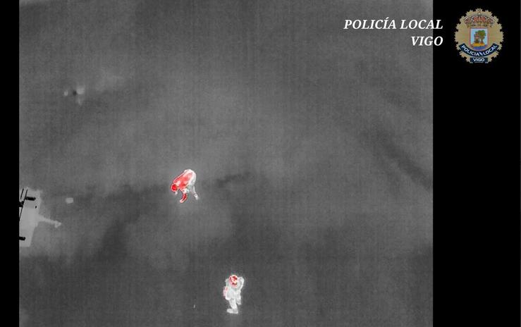 Mariscadores furtivos captados pola cámara térmica do dron da Unidade Fénix da Policía Local de Vigo / POLICÍA LOCAL DE VIGO