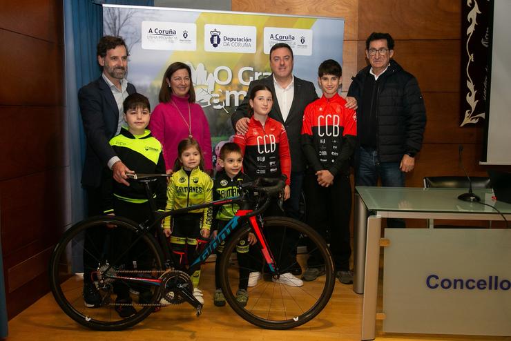 O presidente da Deputación da Coruña, Valentín González Formoso, participa na presentación en Betanzos da última etapa da proba ciclista 'Ou Gran Camiño' 2025. DEPUTACIÓN DA CORUÑA 