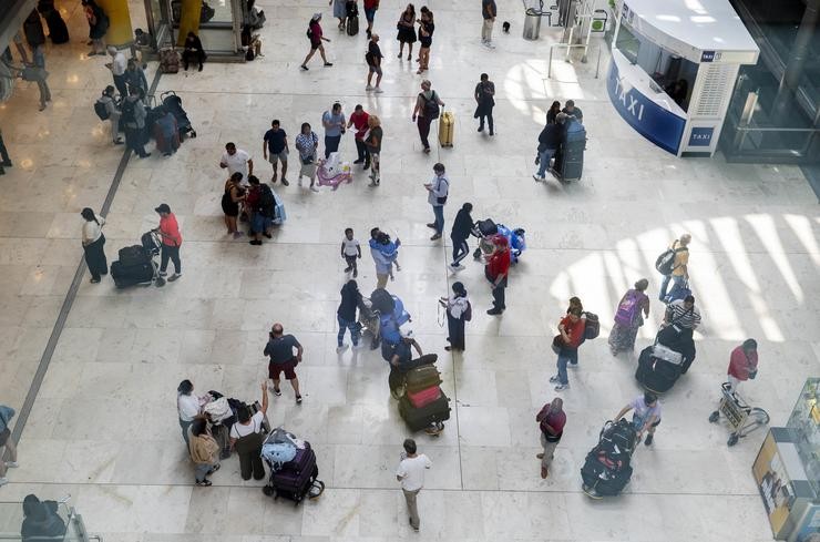 Arquivo - Varias persoas con maletas na terminal T4 do aeroporto Adolfo Suárez Madrid-Barallas, a 30 de agosto de 2024, en Madrid (España).  As aerolíneas que operan no Aeroporto Adolfo Suárez Madrid-Barallas ten previsto operar 3.412 voos en. Alberto Ortega - Europa Press - Arquivo 