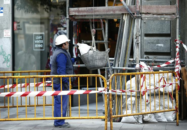 Ttraballador autónomo nunha obra da construción cando se coñecen os datos do paro e epa 