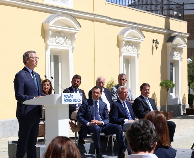 O presidente do PP, Alberto Núñez Feijóo, durante unha rolda de prensa posterior á reunión cos baróns do PP, o pasado mes de setembro 