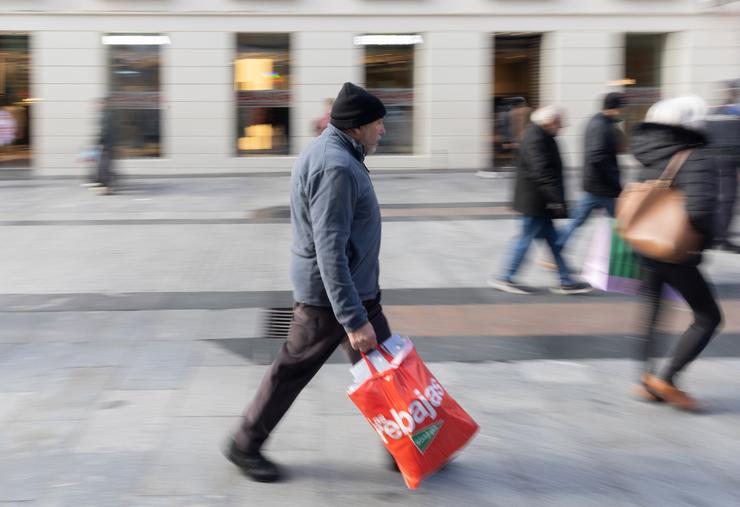 Varias persoas con bolsas durante as rebaixas de xaneiro 