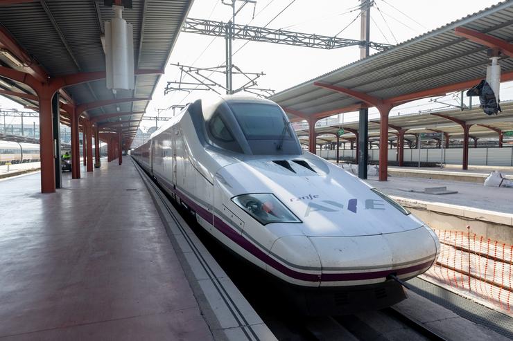 Un tren de Renfe na estación de Chamartín-Clara Campoamor, a 2 de xaneiro de 2025, en Madrid (España). Renfe informou na mañá de hoxe que ás 4:40 horas emendouse a avaría informática que afectaba os trens Talgo Avril desde onte miér. Eduardo Parra - Europa Press 